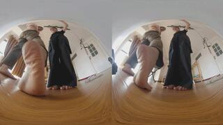 3DVR180 ANNA XINGGAN's toe ran over and humiliated the POV little man