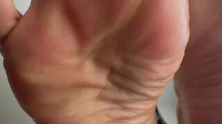 GIANTESS LETS YOU WORSHIP HER SOLES