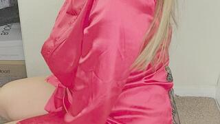 Maisie Lewis fucks herself on the floor in heels