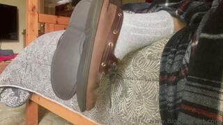 Playing with Itchy Feet II - itching powder, tickling and playing with big feet