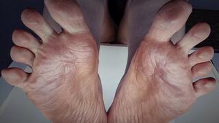 Worship my dirty smelly feet