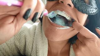 Mia Brushing her Teeths - Mouth Fetish