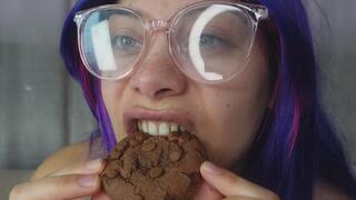 I eat cookies and I really enjoy it, I will have an orgasm in my eyes, I really like eating cookies and gaining weight because I want to get fat, in a cosplay costume in 4k
