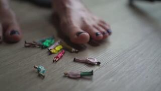 Giantess crushed people while oiled up