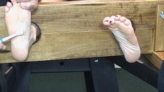 The Queens ticklish feet - SD