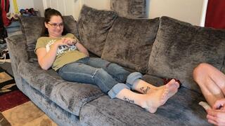 Tickling Eleanor’s bare feet (4k)