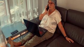 Business doesn't interfere with footjob MOV