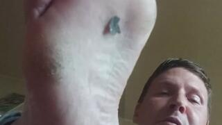 You loser , have to sniff my feet !