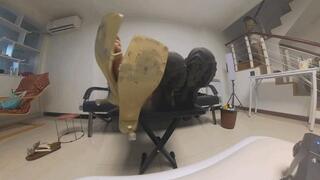 VR360 YUANYUAN HEIYU showed off his dirty shoes and feet