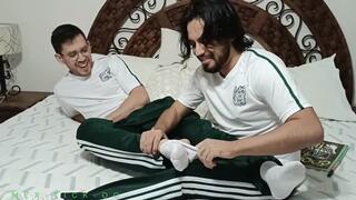 ESTUDIANTES ANDY Y RICKY SE LAMEN LOS PIES