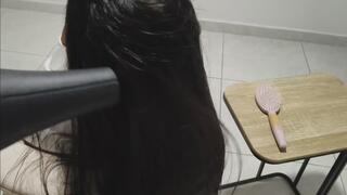 Hairdresser gains total control over rude customer