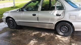 Pumping car pedals using flip-flops on the feet (3)