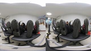 3DVR180 XINXIN YUANYUAN HEIYU shows off the soles of his shoes and his toes