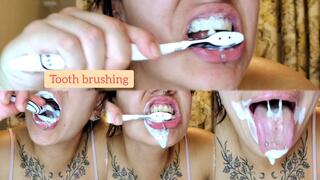 Teeth brushing with a big mouth