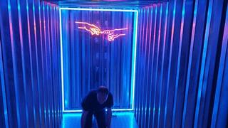 Scissorhold in neon light