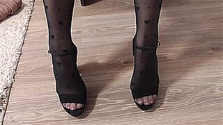 COVERED FEET WITH BLACK PAANTYHOSE!MP4