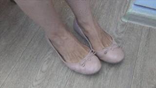 TOE WIGGLING IN BEIGE BALLET FLATS
