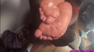 My green toes & dry soles get a healthy load to moisturize my soles