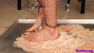 Keira Stockings Stuck - Struggling - HD MP4