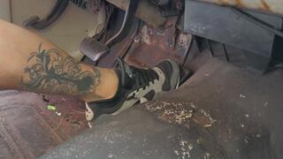 Pumping and cranking in old Nike Airs