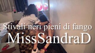 Stivali neri pieni di fango