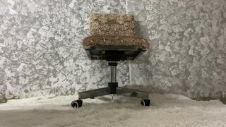 The beautiful Kendall wearing stiletto heels and letting them dangle from her feet (5)