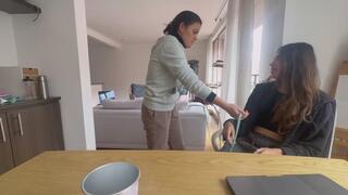 Mi esclava se porta mal y yo la amarro para hacerle cosquillas como castigo