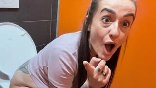 Splashes of other women *two public toilets wmv