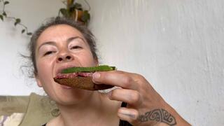 eating summer sandwich m4