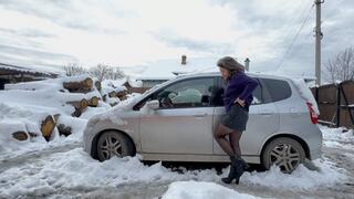 bouncing a snowy car m0