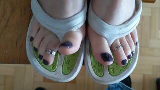 Cumshots on Her Dirty Feet And Flip Flops (MP4)