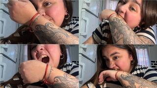 Stefi's strong bites and teeth