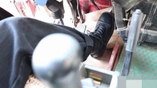 Model XIAOMI stepped on the accelerator pedal while wearing boots