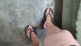 Giant mature woman enjoys having her small lovers between the soles of her feet (1)