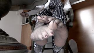 Big Feet Under The Table - Full Movie