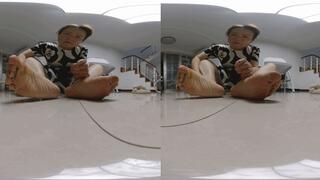 VR360 MOMO stinky foot ANAL crushes the dwarf