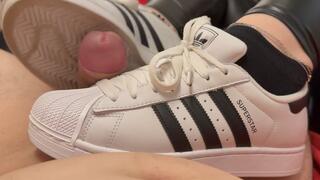 Schuhjob mit Adidas Superstar POV
