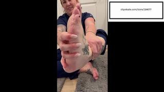 Sommerstimetats Itchy feet from long white socks