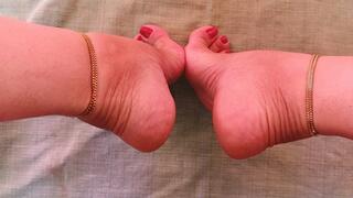 Pronounced bows on the feet of a beautiful lady (7)