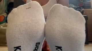 Piedi sudati e dominazione: ti faccio mio con i miei calzini puzzolenti