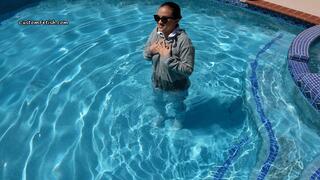 Roxy Wets Clothes in the Pool 4K (3840x2160)