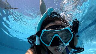 Roxy Tests Out Snorkel Mask at the Pool 4K (3840x2160)