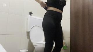 Clogged toilet after toilett dumpingg