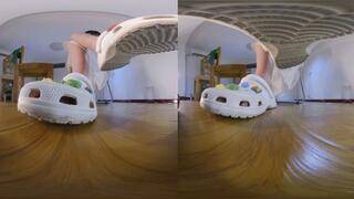 3DVR180 XINXIN YUANYUAN trampled on a lecherous little man with big feet