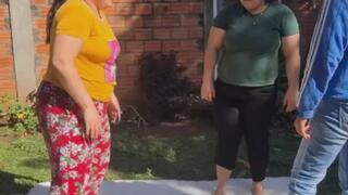 Hermanas al dolor patadas bajo la entre piernas un juego doloroso