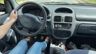 Lou drives with 4 differents shoes - red high-heeled platforms - PIP shoulder