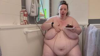 BBWSSBBW Gobbles a Cake | Feeder