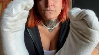 Piedi sudati e calzini zuppi: annusa il mio odore dopo la spesa