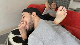 Swallowing sweaty feet (MP4-HD 1080p)