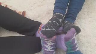 Hermanas enredadas en juegos de pies